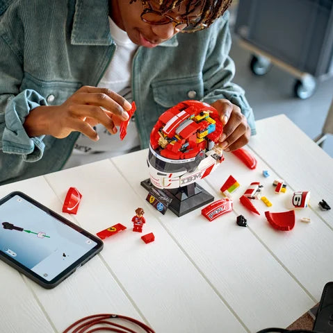 LEGO Editions Formula 1 - Scuderia Ferrari HP helm van Charles Leclerc - 43014