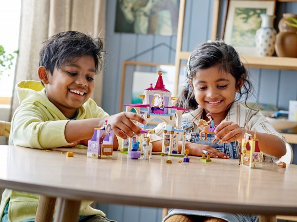 LEGO Disney - Belle en Rapunzel's koninklijke paardenstallen - 43195