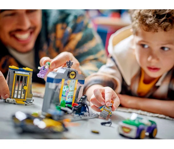 LEGO DC Comics - De Batcave™ met Batman™, Batgirl™ en The Joker™ - 76272