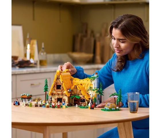 LEGO Disney - Huisje van Sneeuwwitje en de zeven dwergen - 43242