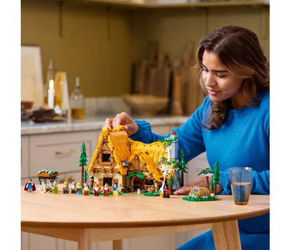 LEGO Disney - Huisje van Sneeuwwitje en de zeven dwergen - 43242