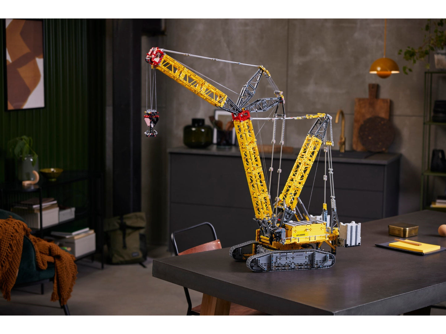 LEGO Technic - Liebherr Rupsbandkraan LR 13000 - 42146