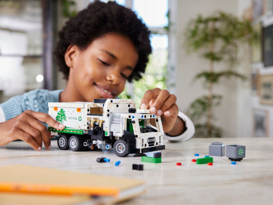 LEGO Technic - Mack® LR Electric vuilniswagen - 42167