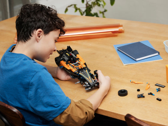 LEGO Technic - NEOM McLaren Formula E racewagen - 42169